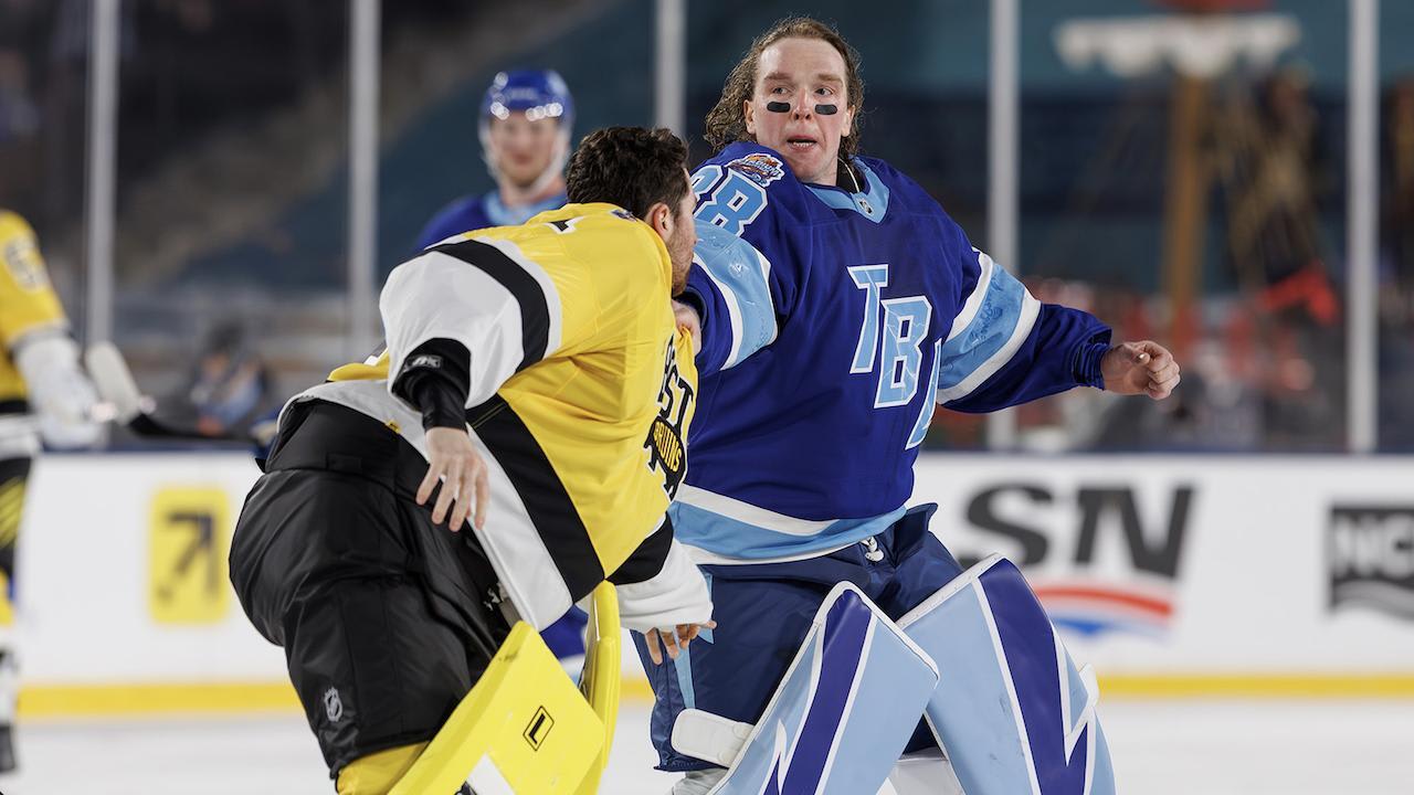 Василевский подрался со Свайменом в матче «Тампы» и «Бостона» на открытом воздухе. Это вторая драка вратарей в НХЛ за две недели фото